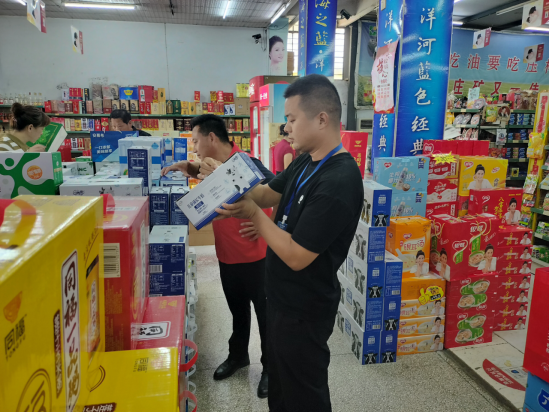 杜集区段园镇袁庄社区：辨真伪查隐患 筑牢食品安全防线(图1)