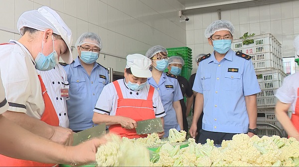 湖南省凤凰县腊尔山市场监管所持续加强夏季高温食品安全专项检查(图1)