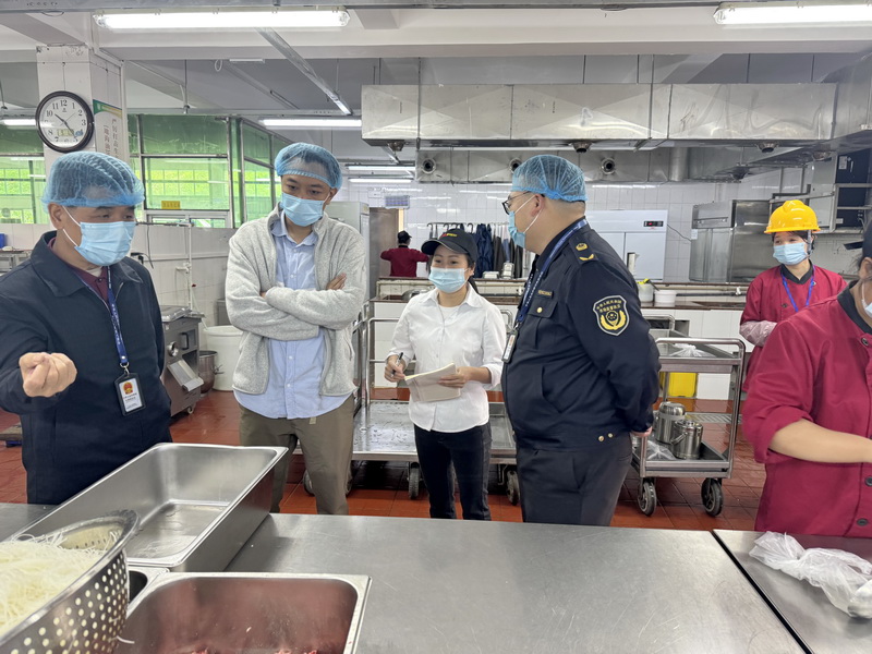 湾沚区市场监管局陶辛所联动开展老年助餐点食品安全检查守护“夕阳红”餐桌安全(图1)