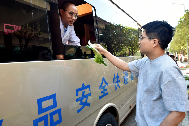重庆市涪陵区市场监管局“你点我检”食品快检进景区(图1)