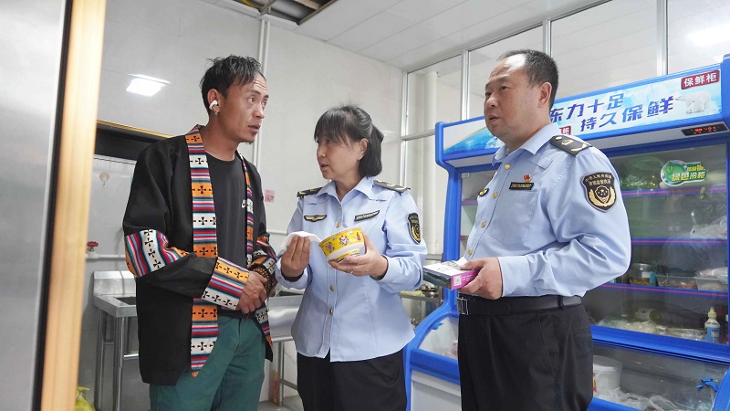 兰州市市场监管局高新分局开展节前食品药品安全专项检查(图1)