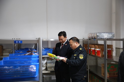 区委书记张晓铿带队检查节前食品安全、安全生产和消防工作(图1)