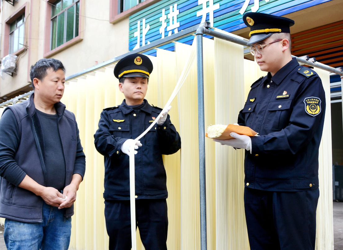 重庆市涪陵区市场监管局开展食品加工小作坊面条质量专项检查(图1)