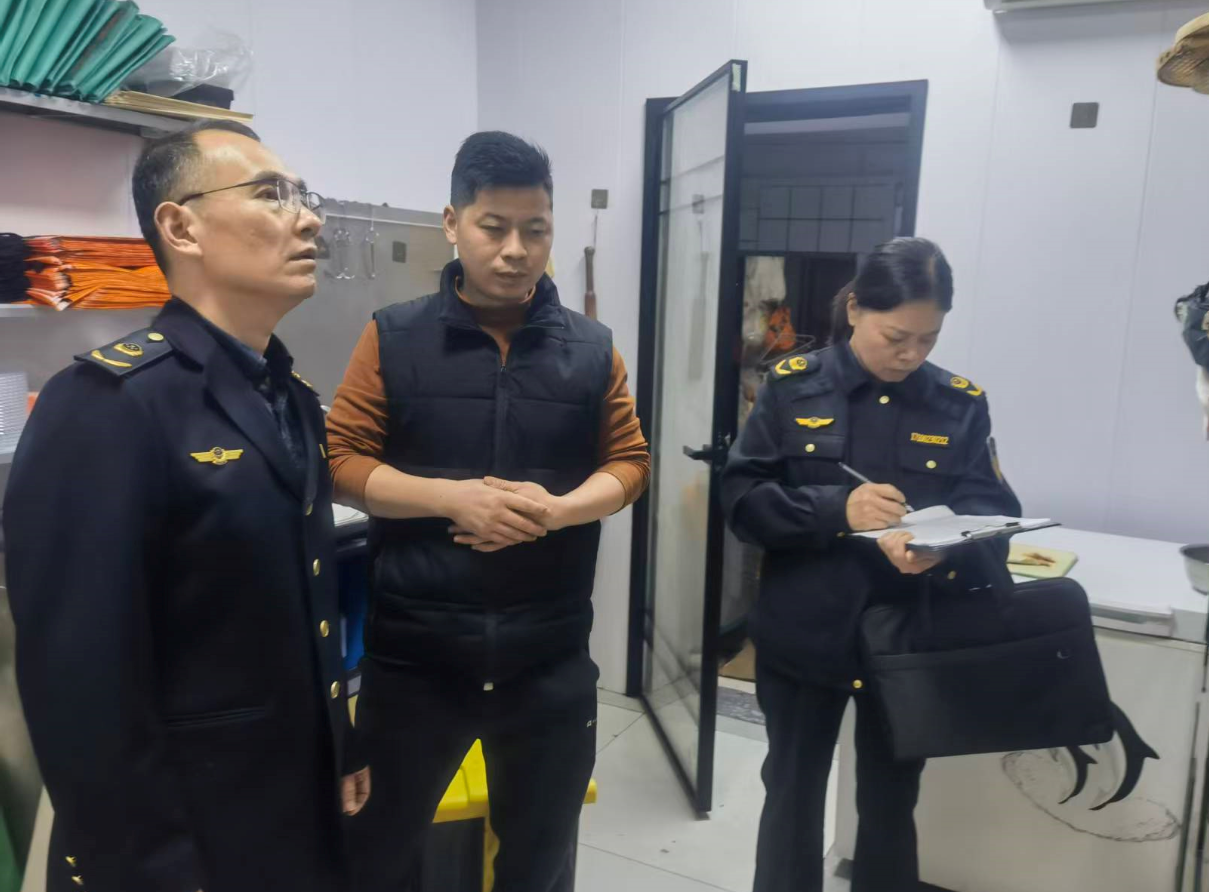 湖北省汉川市市场监管局城北所开展五一前食品安全检查(图1)