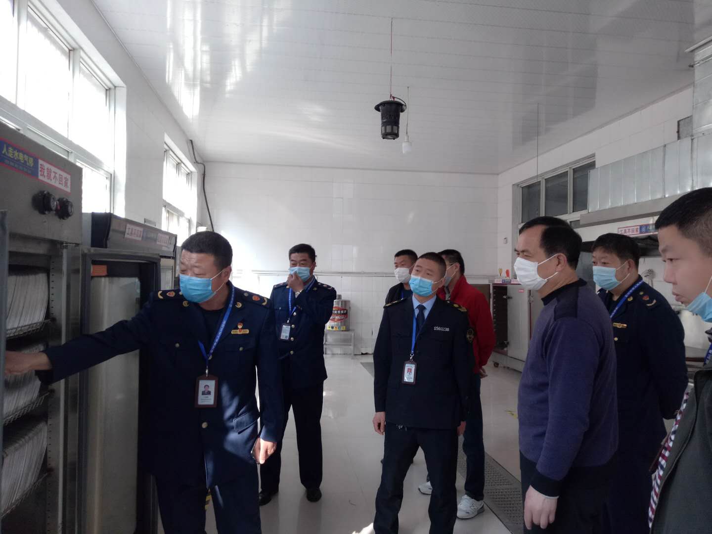 黑龙江省双鸭山市市场监管局“四不两直”深入一线暗访检查食品安全(图1)
