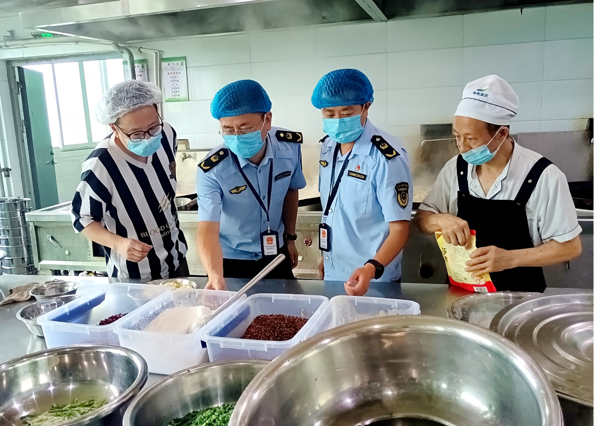 重庆市涪陵区龙桥街道市场监管所开展中考考点食品安全专项检查(图1)
