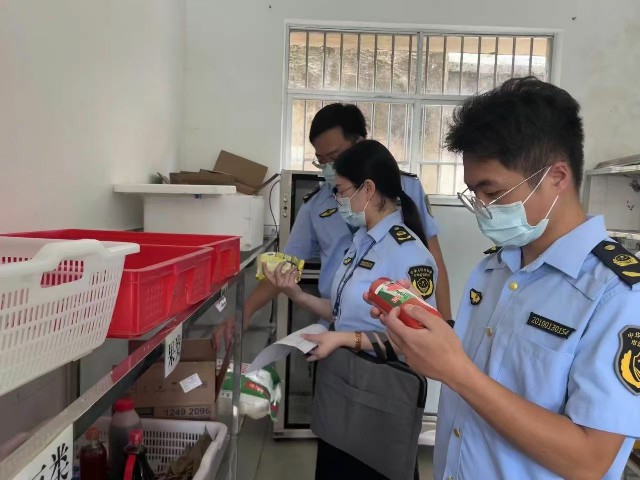 北京市延庆区市场监管局开展汛期食品安全排查整治(图1)